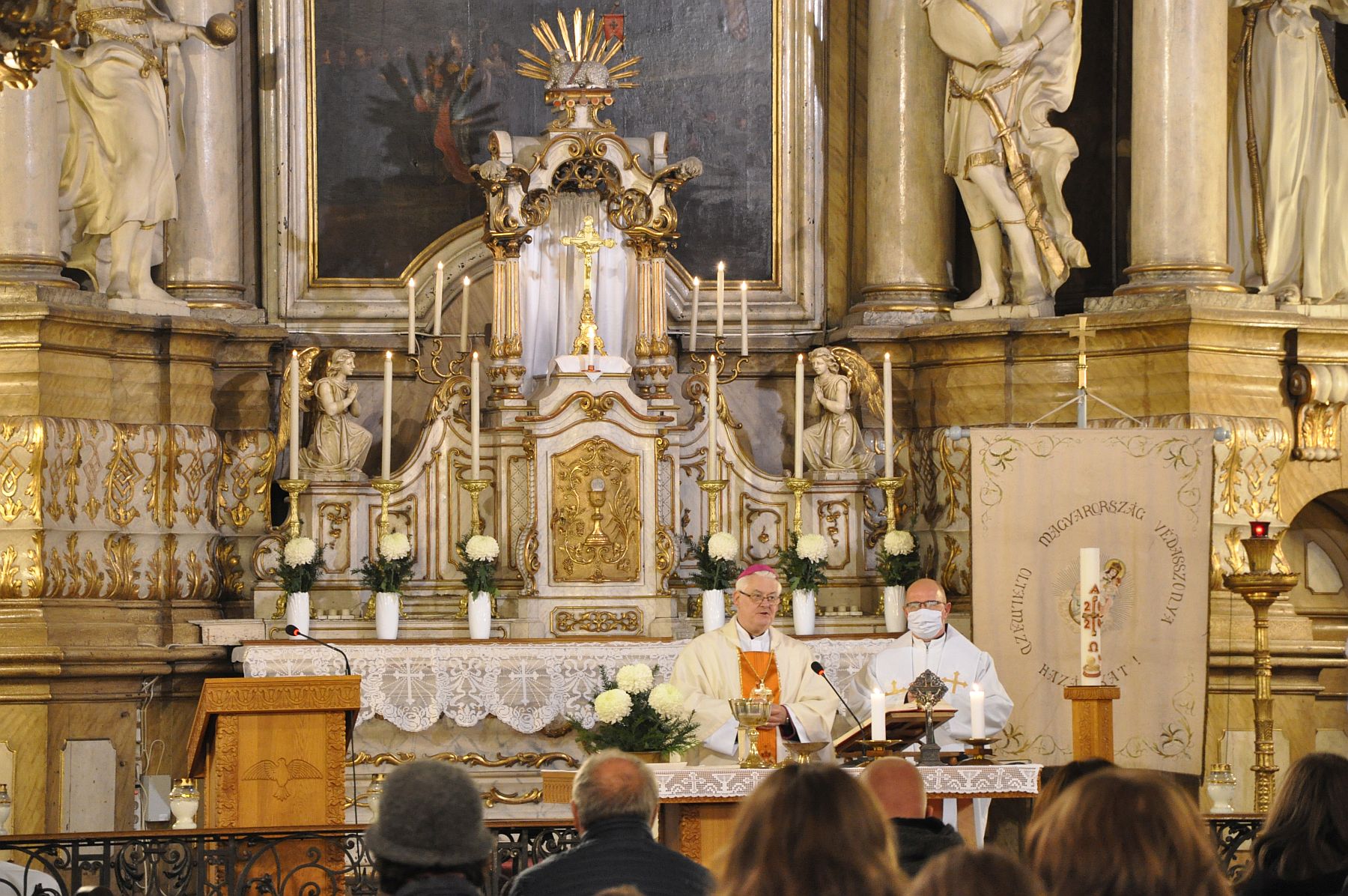 A Szent Imre templomban celebrált misét mindenszentek napján Spányi Antal, püspök
